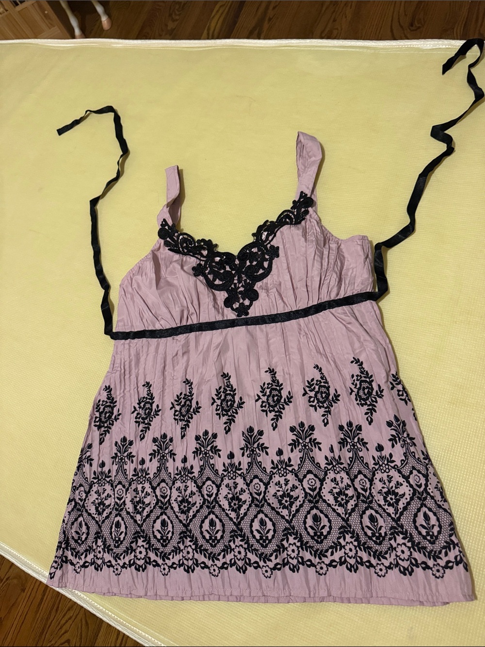 Vintage Y2K Women’s Pink Lace-Trimmed Tank Top